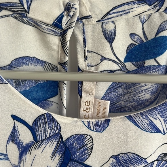 C & E Floral Print Sleeveless Blouse White Blue Tank Top Casual Size Medium - Picture 4 of 9